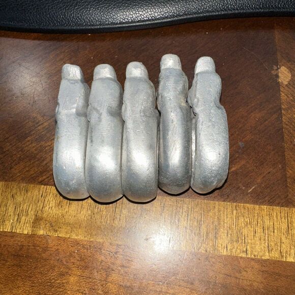 Vintage Napkin Rings Laying Cows Bulls Pewter Set of 5 Made in India - Picture 2 of 6